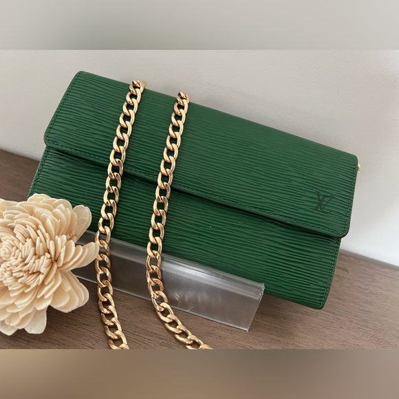 Louis Vuitton Green Epi Leather Wallet on Chain - Picture 2 of 12